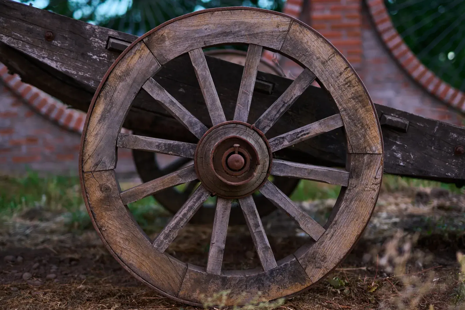 An old wooden cart wheel, a nod to the estate's roots and tradition